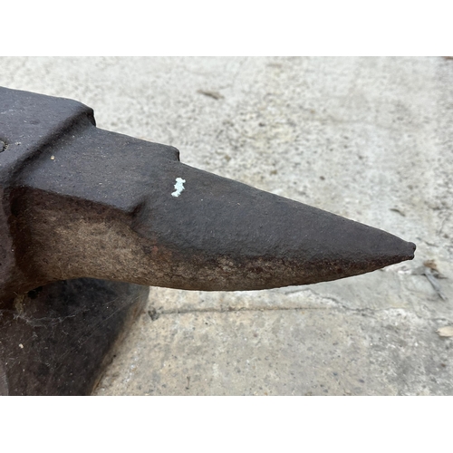 35 - A LARGE HEAVY DUTY BLACKSMITHS ANVIL (L:66CM) NO VAT