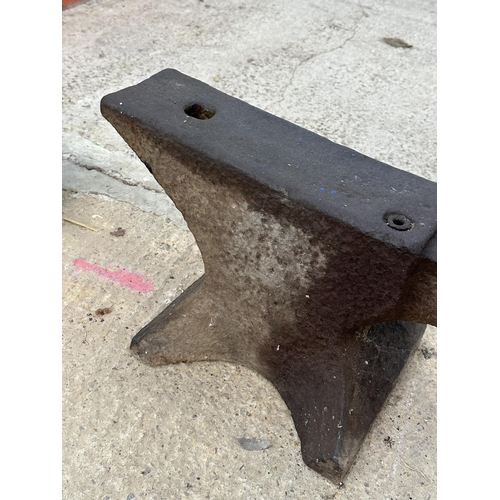 35 - A LARGE HEAVY DUTY BLACKSMITHS ANVIL (L:66CM) NO VAT