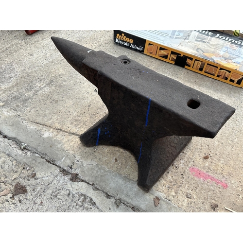 35 - A LARGE HEAVY DUTY BLACKSMITHS ANVIL (L:66CM) NO VAT