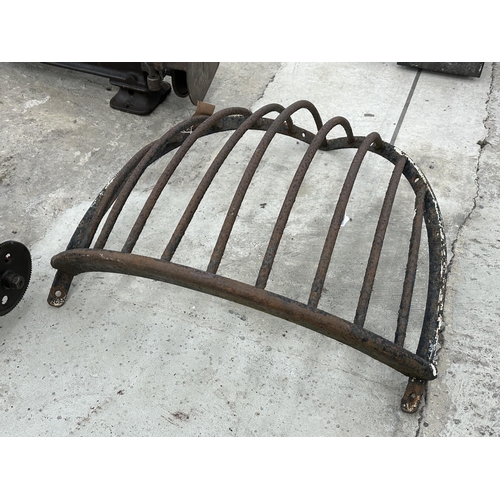 48 - A VINTAGE CAST IRON CORNER HAYRACK NO VAT