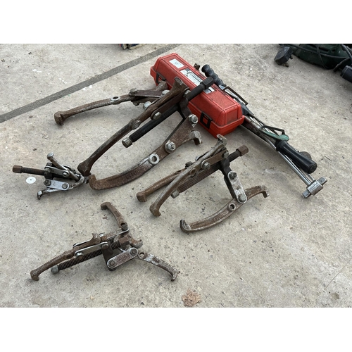 57 - AN ASSORTMENT OF ITEMS TO INCLUDE BEARING PULLERS AND A TORQUE WRENCH ETC NO VAT