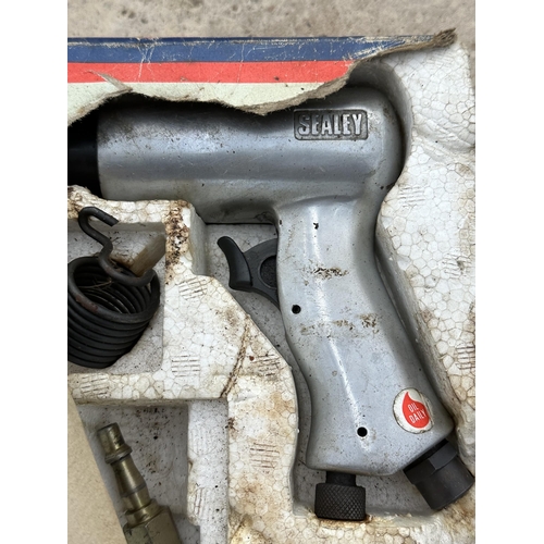 62 - A SEALEY AIR HAMMER AND FOUR PIECE CHISEL SET NO VAT