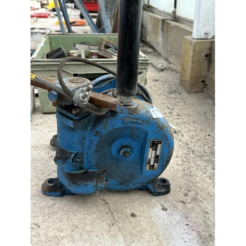 65 - A CAR HAND WINCH NO VAT