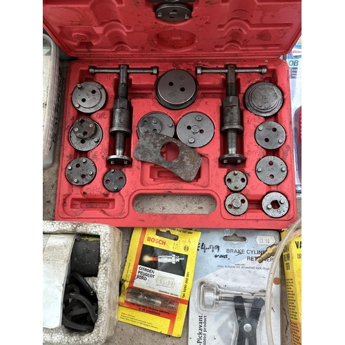 70 - AN ASSORTMENT OF TOOLS TO INCLUDE A BRAKE REWIND KIT, A FAULT READER AND A FUEL PUMP TESTER ETC NO V... 