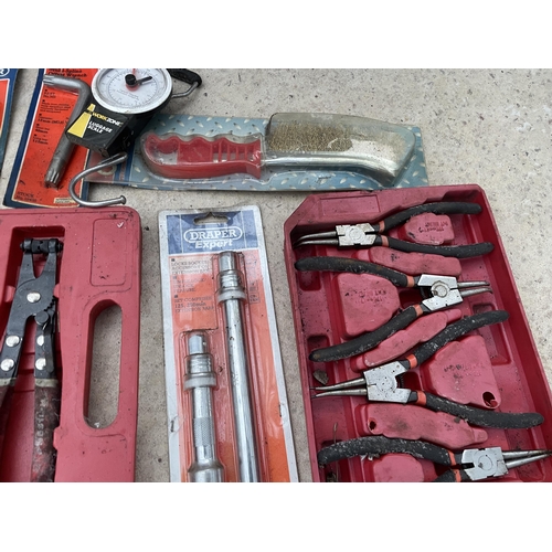 86 - AN ASSORTMENT OF TOOLS TO INCLUDE CLAMPS AND PLIERS ETC NO VAT