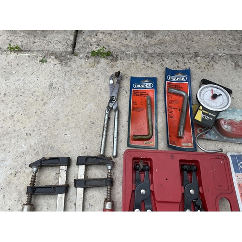 86 - AN ASSORTMENT OF TOOLS TO INCLUDE CLAMPS AND PLIERS ETC NO VAT