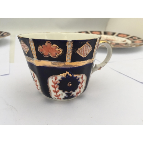 419 - A VINTAGE DERBY STYLE IMARI PATTERN CUP SAUCER AND SIDE PLATE TRIO