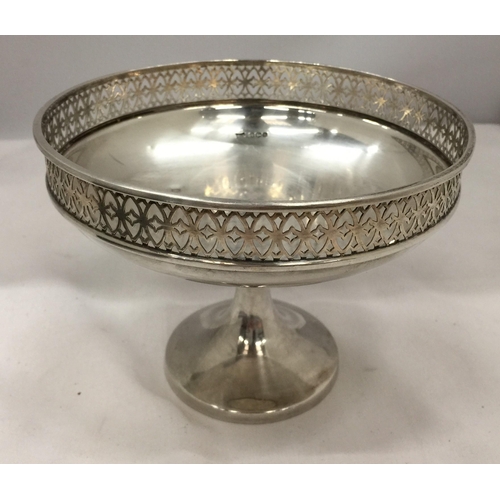 15 - A GEORGE V 1918 SILVER HALLMARKED SHEFFIELD PEDESTAL BOWL WITH PIERCED GALLERY, MAKERS WALKER AND HA... 