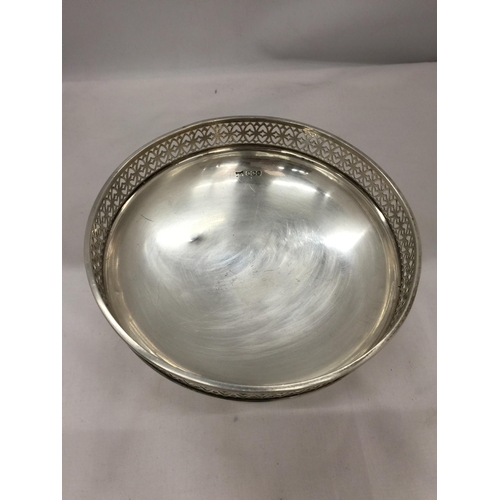 15 - A GEORGE V 1918 SILVER HALLMARKED SHEFFIELD PEDESTAL BOWL WITH PIERCED GALLERY, MAKERS WALKER AND HA... 