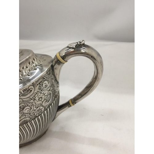 25 - AN EDWARD VII 1902 SILVER TEAPOT WITH CHASED AND ENGRAVED FLORAL DESIGN, MAKER INDISTINCT, GROSS 546... 