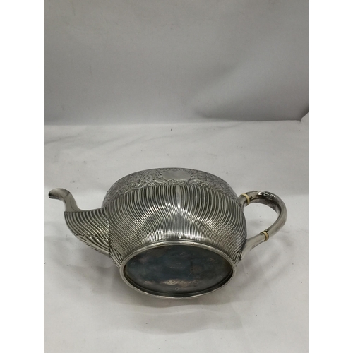 25 - AN EDWARD VII 1902 SILVER TEAPOT WITH CHASED AND ENGRAVED FLORAL DESIGN, MAKER INDISTINCT, GROSS 546... 