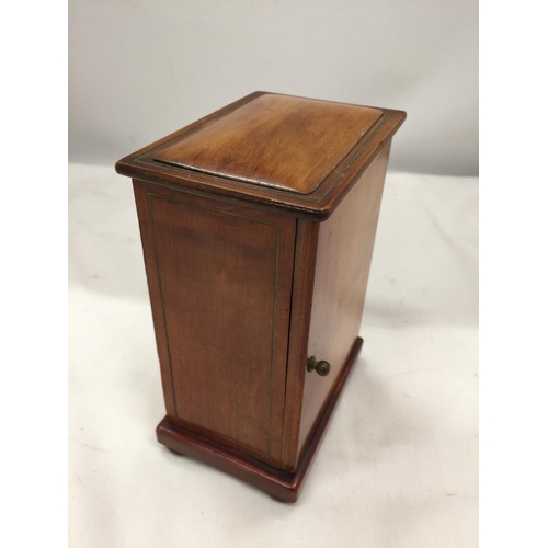 30 - A VINTAGE FRUITWOOD MANTLE CLOCK WITH KEY