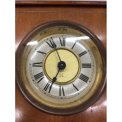 30 - A VINTAGE FRUITWOOD MANTLE CLOCK WITH KEY