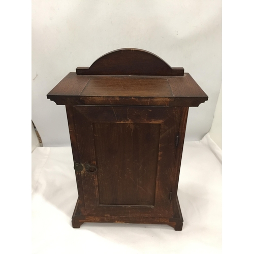 5 - A VINTAGE CARVED OAK MANTLE CLOCK WITH PENDULUM AND KEY