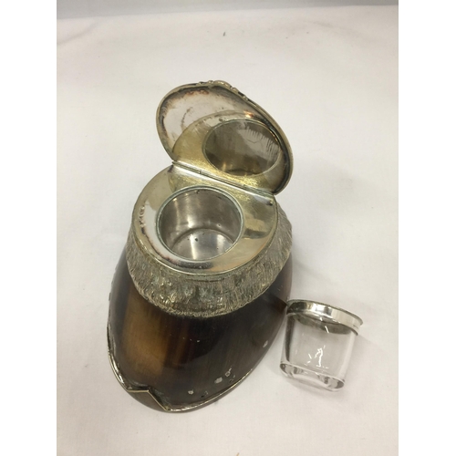 8 - A VINTAGE HORSE HOOF SHOE AND SILVER PLATE MOUNTED INKWELL WITH INNER GLASS LINER