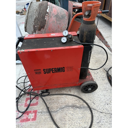 118 - A SEALEY SUPERKING MIG WELDER - NO VAT LOTS 118 TO LOT 134 ARE FROM A LANCASHIRE FARM CLEARANCE AND ... 