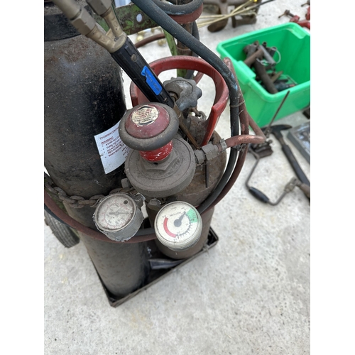 97 - A SMALL OXY ACETYLENE SET WITH BOTTLES GAUGES, PIPES, TORCH AND BOTTLE TROLLEY - NO VAT