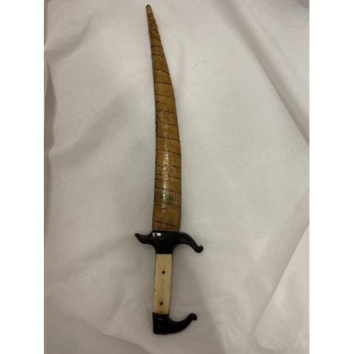 160 - A VINTAGE MIDDLE EASTERN ISLAMIC DAGGER WITH BONE HANDLE