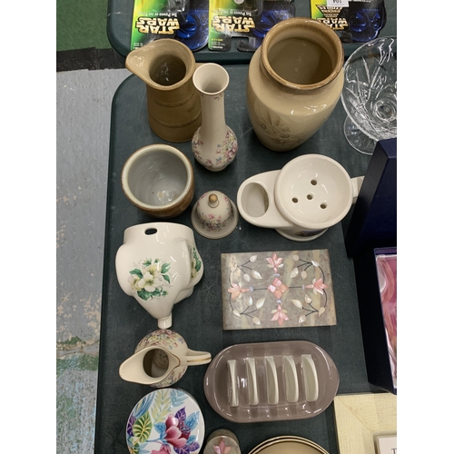 186 - A MIXED LOT TO INCLUDE BOXED BOHEMIAN PINK GLASS VASE, DENBY ETC