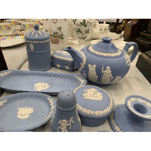 199 - A COLLECTION OF WEDGWOOD BLUE JASPERWARE ITEMS - TEAPOT, PIN DISHES ETC