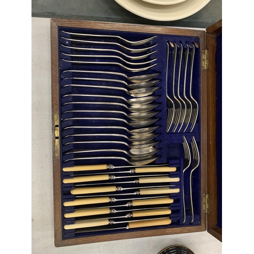 204 - A VINTAGE OAK CASED SILVER PLATED CUTLERY SET