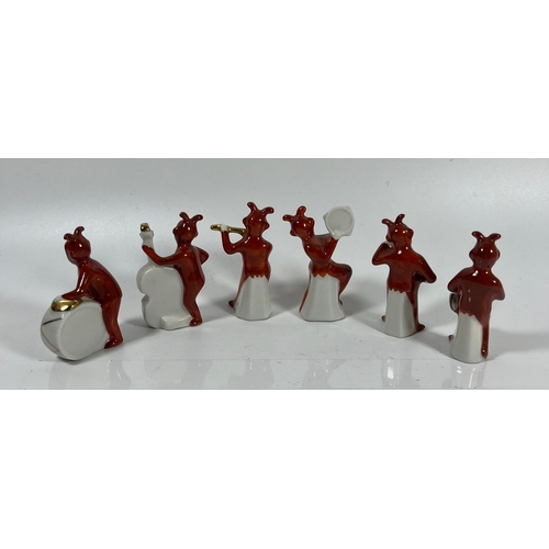 51 - A RARE RUSSIAN MINIATURE PORCELAIN SET OF JESTER MUSICIAN FIGURES, HEIGHT 6CM