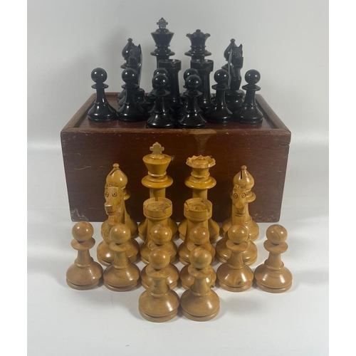 52 - A VINTAGE EBONY AND BOXWOOD STAUNTON CHESS SET IN VINTAGE WOODEN BOX, KING HEIGHT 9 CM