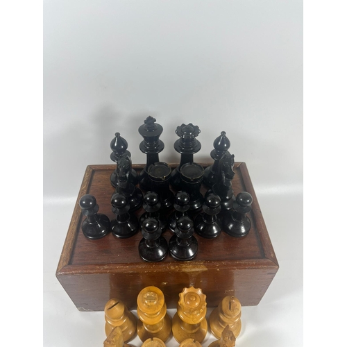 52 - A VINTAGE EBONY AND BOXWOOD STAUNTON CHESS SET IN VINTAGE WOODEN BOX, KING HEIGHT 9 CM