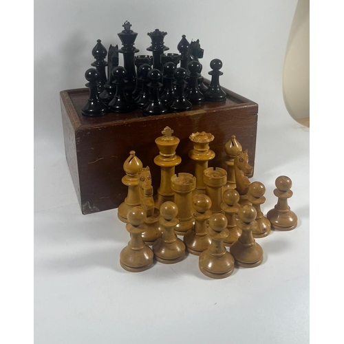 52 - A VINTAGE EBONY AND BOXWOOD STAUNTON CHESS SET IN VINTAGE WOODEN BOX, KING HEIGHT 9 CM