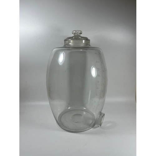 53 - A 19TH CENTURY APOTHECARY / PHARMACY GLASS DISPENSER WITH ETCHED MEASUREMENTS, PONTIL MARK TO BASE, ... 