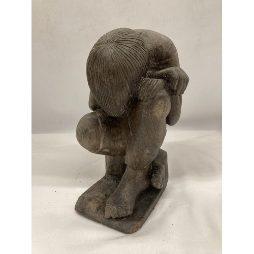 125 - A VINTAGE WOODEN CARVING OF A WEEPING BOY, HEIGHT 25CM