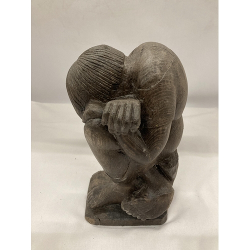 125 - A VINTAGE WOODEN CARVING OF A WEEPING BOY, HEIGHT 25CM