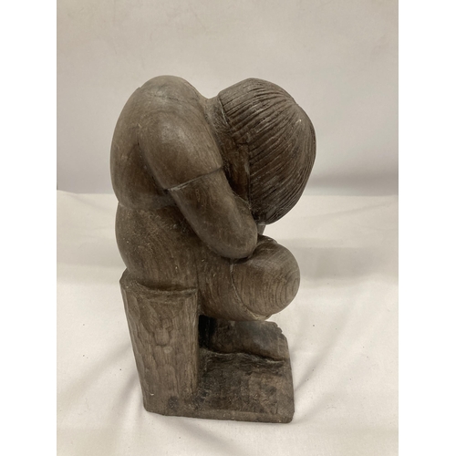 125 - A VINTAGE WOODEN CARVING OF A WEEPING BOY, HEIGHT 25CM