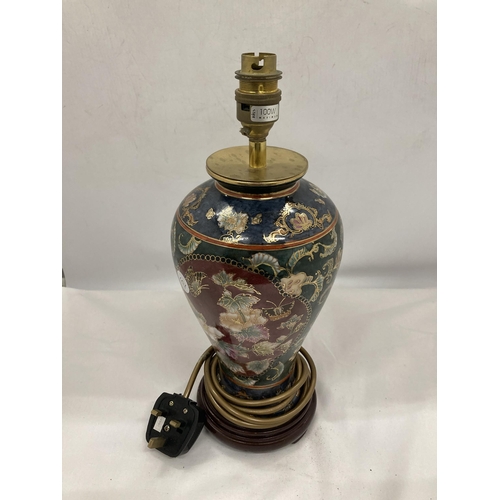 127 - AN ORIENTAL STYLE CERAMIC TABLE LAMP ON A WOODEN BASE, HEIGHT 28CM