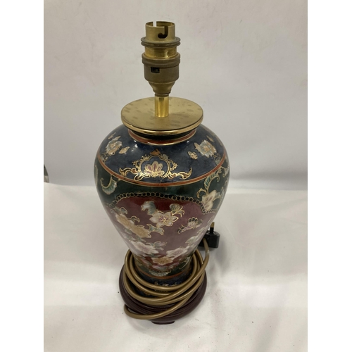 127 - AN ORIENTAL STYLE CERAMIC TABLE LAMP ON A WOODEN BASE, HEIGHT 28CM