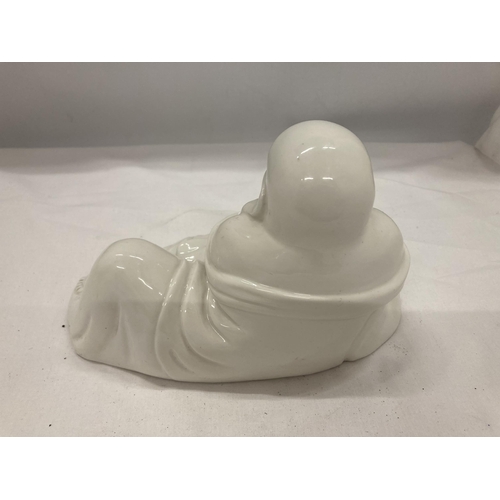 138 - A WHITE CERAMIC MODEL OF A BUDDAH, HEIGHT 14CM, WIDTH 21CM