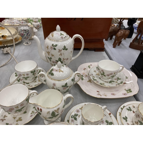 148 - A QUANTITY OF WEDGWOOD 'WILD STRAWBERRY' TEA AND COFFEE ITEMS TO INCLUDE A COFFEE POT, CREAM JUG, SU... 