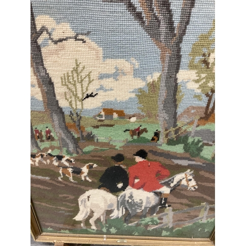 450 - A VINTAGE FIRE SCREEN WITH A TAPESTRY HUNT SCENE WITH A WOODEN AND METAL FRAME, 49CM X 68CM