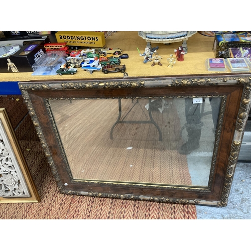 453 - A VINTAGE LARGE HEAVY WALL MIRROR IN A WOOD AND GILT FRAME, 100CM X 75CM - FRAME IN NEED OF RENOVATI... 