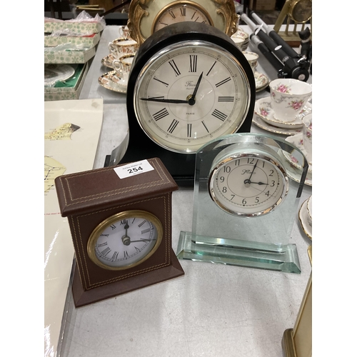 254 - A GROUP OF FIVE ASSORTED CLOCKS TO INCLUDE H.SAMUEL QUARTZ CARRIAGE CLOCK, FRENCH GILT DESIGN EXAMPL... 