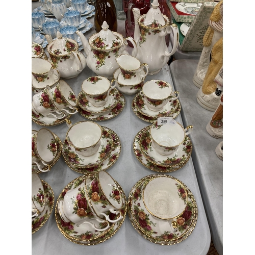 258 - A LARGE 100+ PIECE ROYAL ALBERT 'OLD COUNTRY ROSES' DINNER AND TEA SERVICE COMPRISING COFFEE POT, TW... 