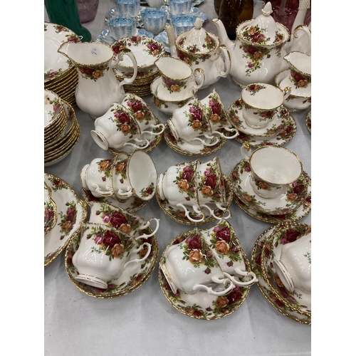 258 - A LARGE 100+ PIECE ROYAL ALBERT 'OLD COUNTRY ROSES' DINNER AND TEA SERVICE COMPRISING COFFEE POT, TW... 