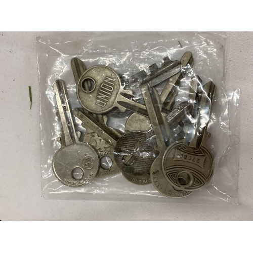 276 - A QUANTITY OF VINTAGE KEYS