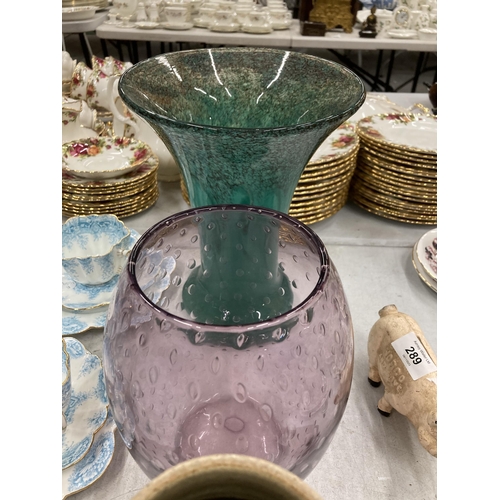 290 - A MIXED LOT OF ITEMS TO INLCUDE ART GLASS TRUMPET VASE AND BUBBLE EFFECT VASE, CERAMICS ETC