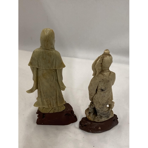 292 - A PAIR OF CHINESE SOAPSTONE FIGURES ON WOODEN PLINTHS