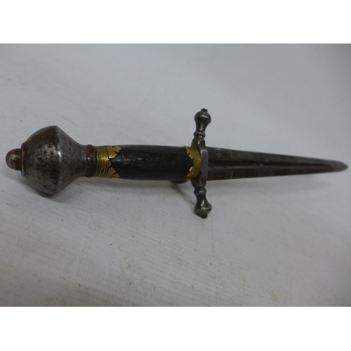 402 - A 15TH/17TH CENTURY MAIN-GAUCHE (LEFT HAND PARRYING DAGGER), 28CM DOUBLE EDGED BLADE WITH SHIELD ARM... 