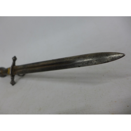 402 - A 15TH/17TH CENTURY MAIN-GAUCHE (LEFT HAND PARRYING DAGGER), 28CM DOUBLE EDGED BLADE WITH SHIELD ARM... 