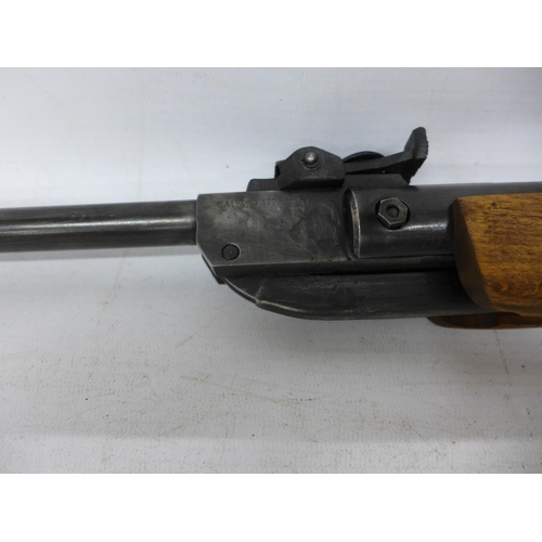 404 - A DIANA MOD 24 .177 CALIBRE AIR RIFLE, 44CM BARREL, SERIAL NUMBER 762310, LENGTH 104CM