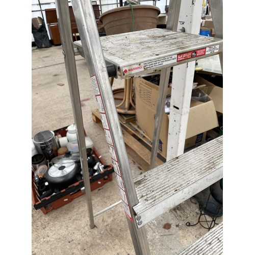 2044 - A FOUR RUNG ALUMINIUM STEP LADDER