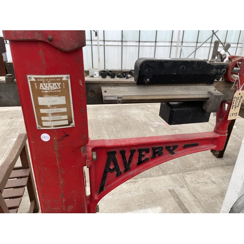 2061 - A LARGE HEAVY DUTY SET OF AVERY PLATFORM SCALES